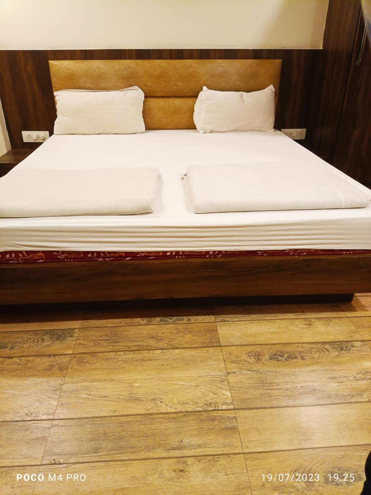 Hotel Shri Vardhan Ujjain Zewnętrze zdjęcie